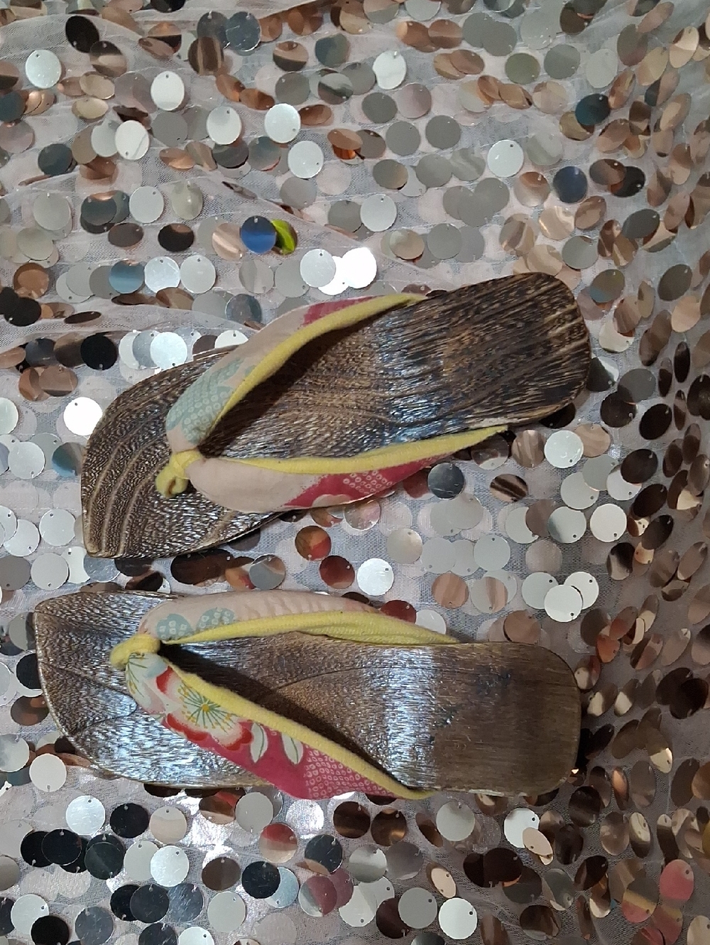 One Of a Kind! Vintage Women’s Yellow Multicolor Fabric Strap Flip Flop Sandals
